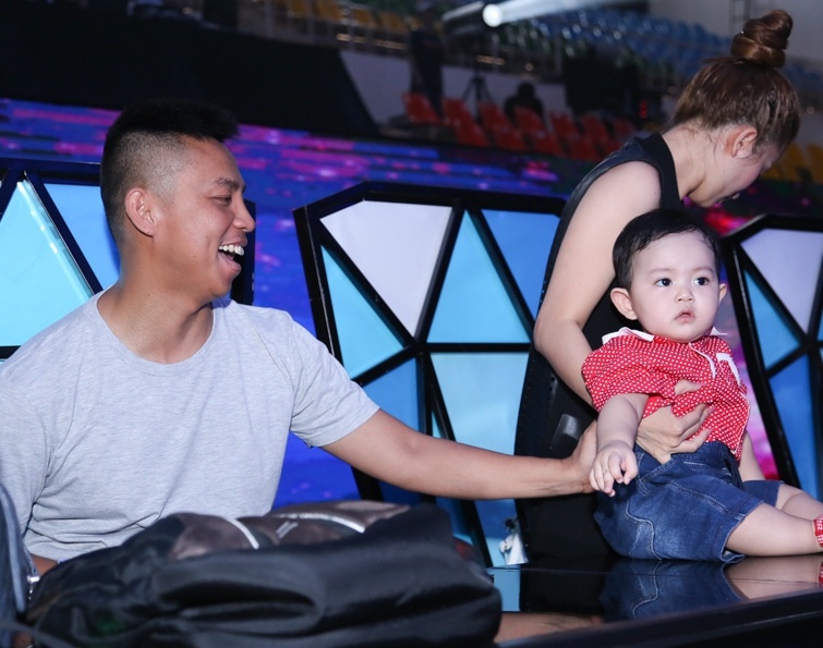 Khánh Thi đưa con trai đi tổng duyệt ảnh 3 Khanh Thi dua con trai di tong duyet anh 3