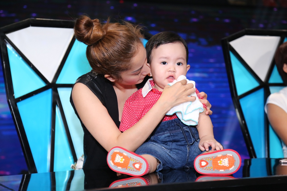 Khánh Thi đưa con trai đi tổng duyệt ảnh 2 Khanh Thi dua con trai di tong duyet anh 2