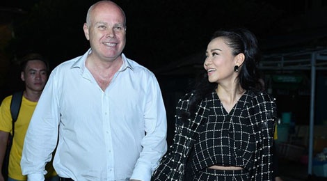 Chong Tay dua Thu Minh di dien mac on ao chuyen nha dat hinh anh