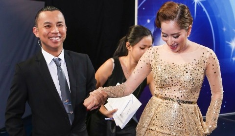 Khanh Thi tinh cam ben Chi Anh trong hau truong hinh anh