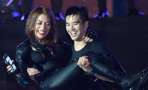 Truong Ngoc Anh duoc be bong tren san khau hinh anh