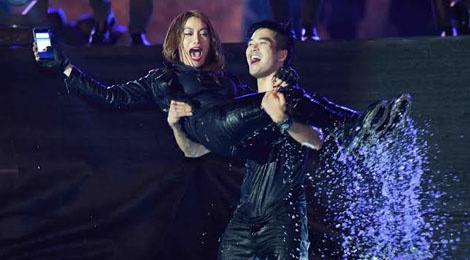 Truong Ngoc Anh dau vo duoi nuoc hinh anh