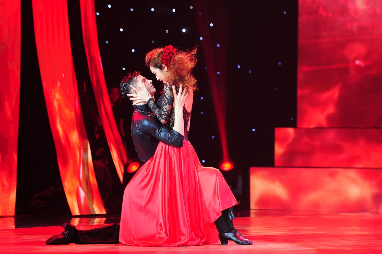 Jennifer Pham dan dau ban ket 2 anh 1