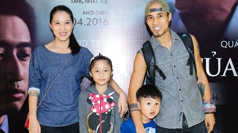 Pham Anh Khoa lan dau dua vo con di du su kien hinh anh