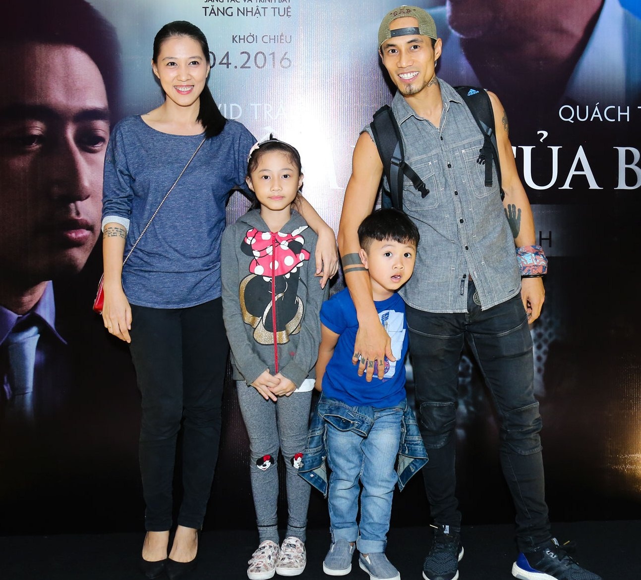 Pham Anh Khoa dua gia dinh di su kien anh 1