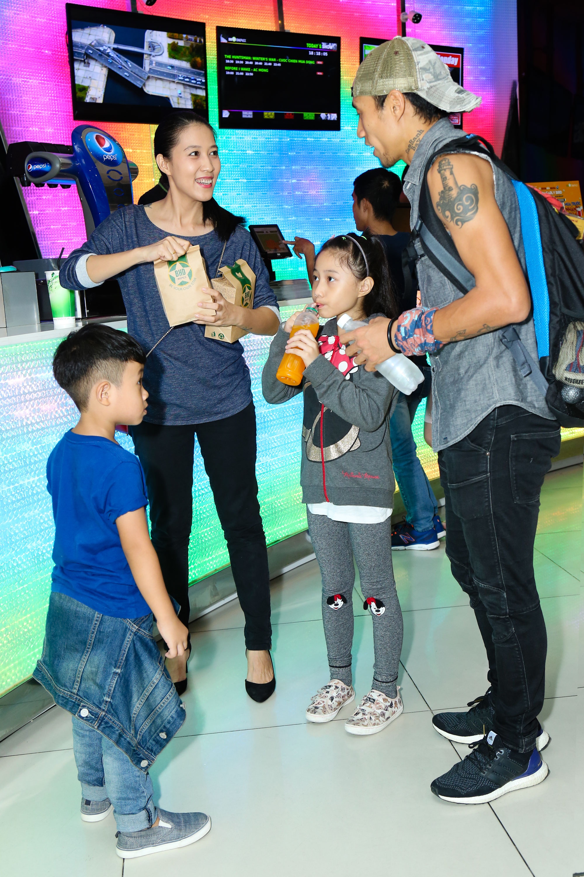 Pham Anh Khoa dua gia dinh di su kien anh 2