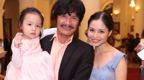 NSUT Cong Ninh dua vo kem 22 tuoi du cuoi Luong The Thanh hinh anh