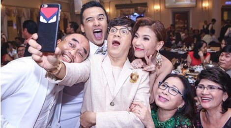 Chu re Luong The Thanh coi ao, quay cung khach moi hinh anh