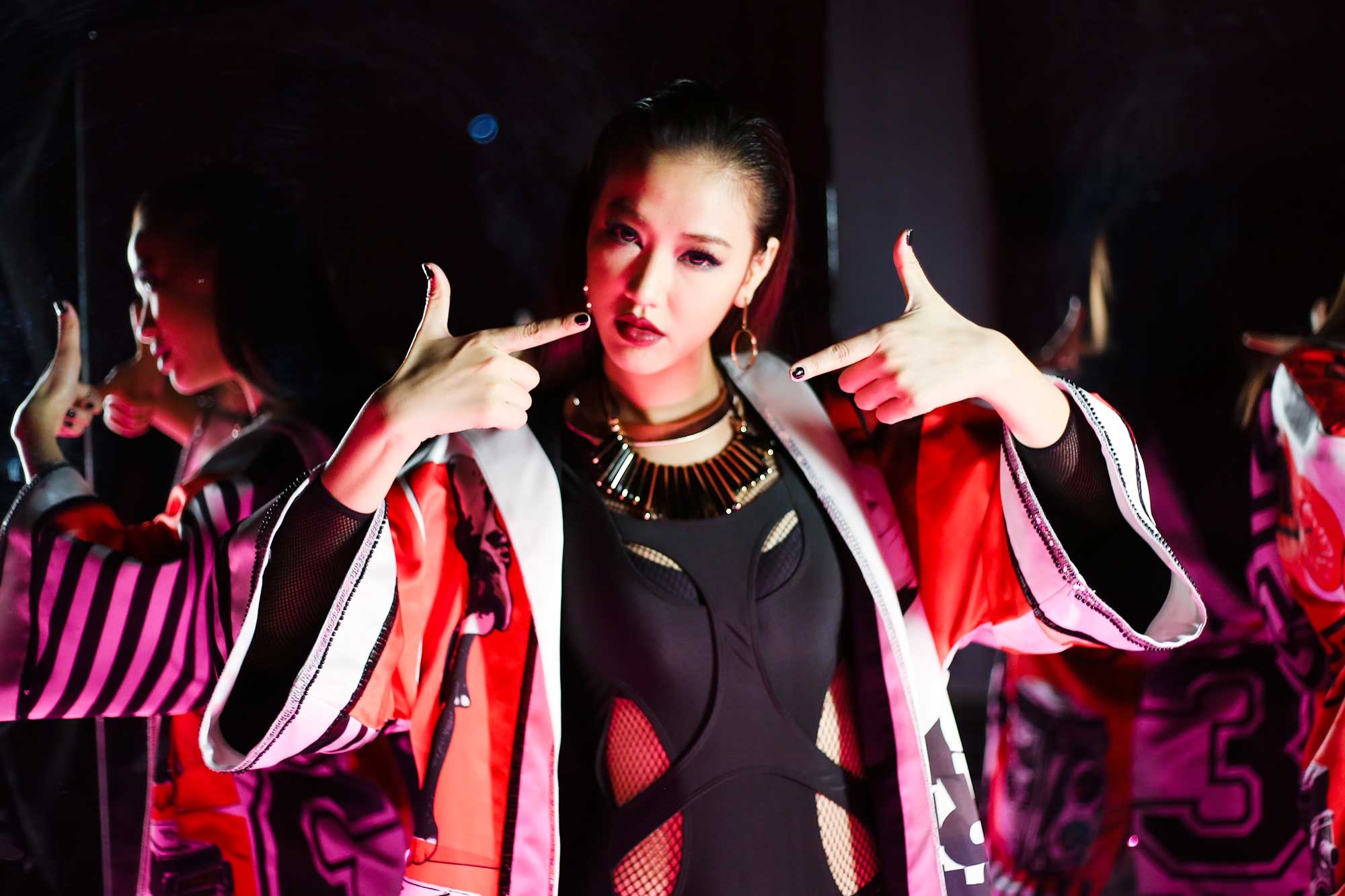 Maya noi loan trong MV Dua anh 1