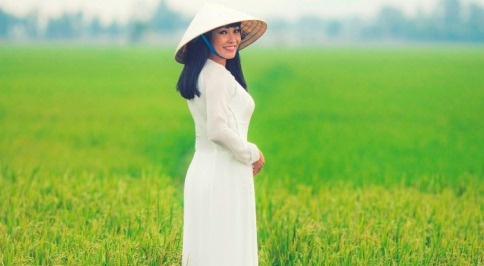 Phuong Thanh dien ao dai trang trong MV moi hinh anh