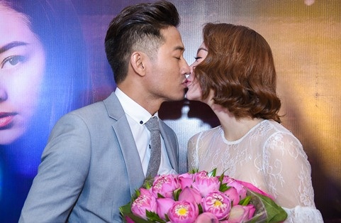 Quy Binh hon say dam Minh Hang khi gioi thieu phim hinh anh