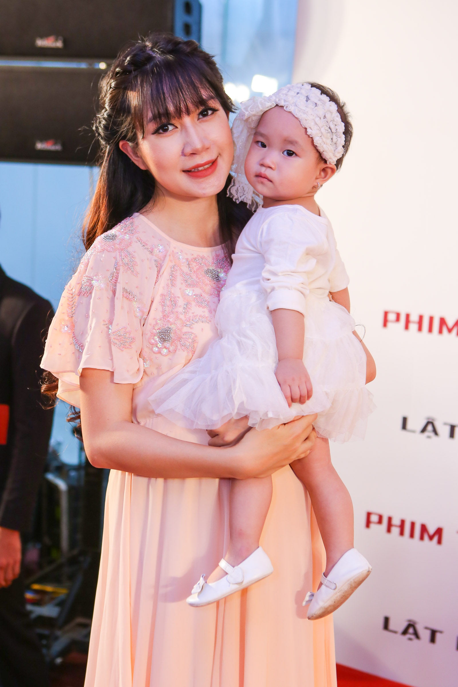 Vo Ly Hai bung bau 6 thang du ra mat phim anh 1