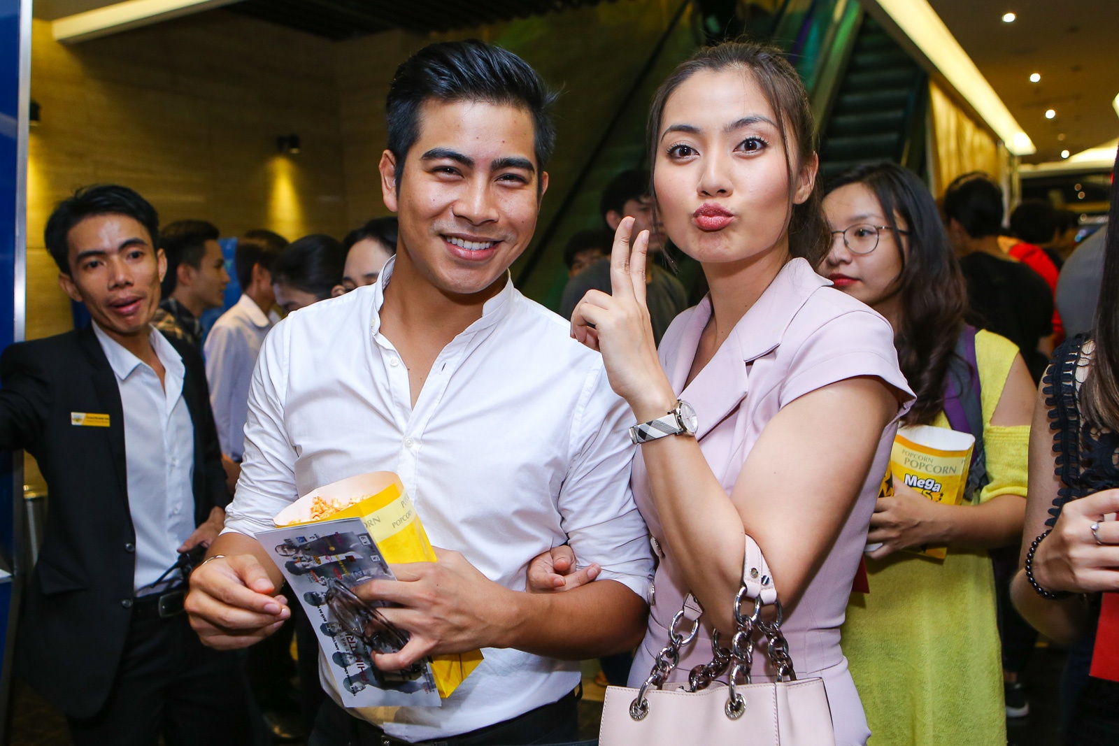 Vo Ly Hai bung bau 6 thang du ra mat phim anh 9