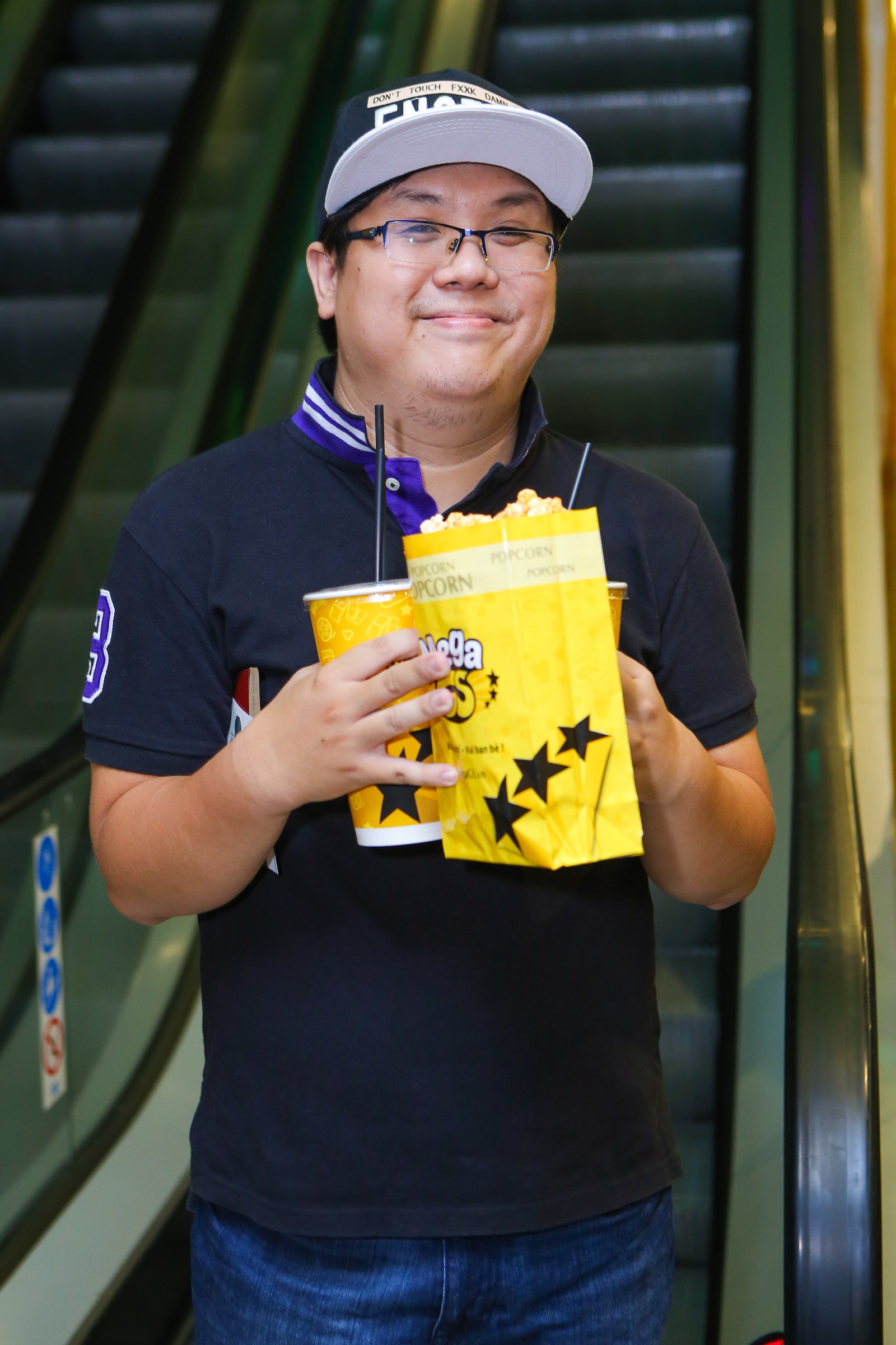 Vo Ly Hai bung bau 6 thang du ra mat phim anh 15