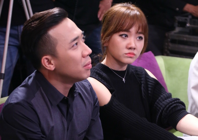Tran Thanh 'cau hon' Hari Won khi ngoi chung ghe nong hinh anh