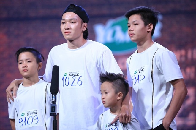 Viet Huong tai tro tien hoc cho 3 be mo coi anh 1