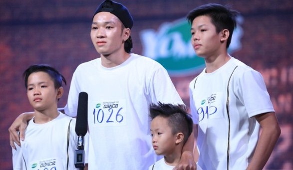 Viet Huong tai tro tien hoc cho 3 be mo coi me hinh anh