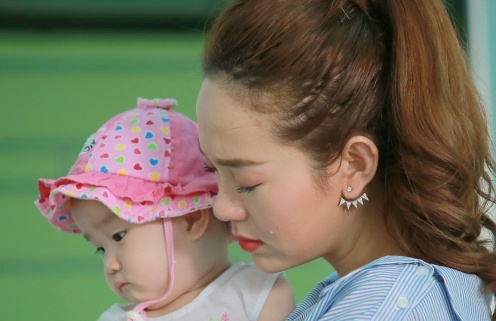 Ca si Minh Hang nghen ngao khi di tham tre em mo coi hinh anh