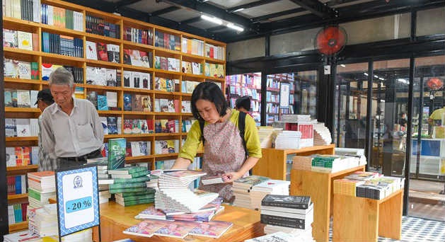 Nhung ngay van hoc chau Au tai Duong sach TP HCM hinh anh