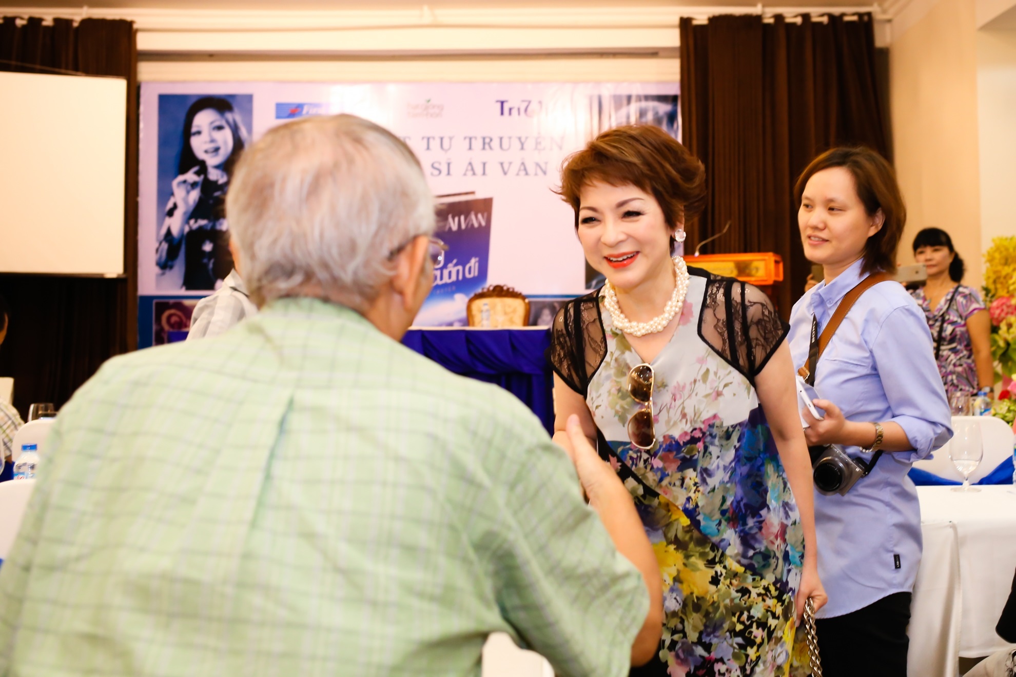 Ai Van ra mat hoi ky anh 5