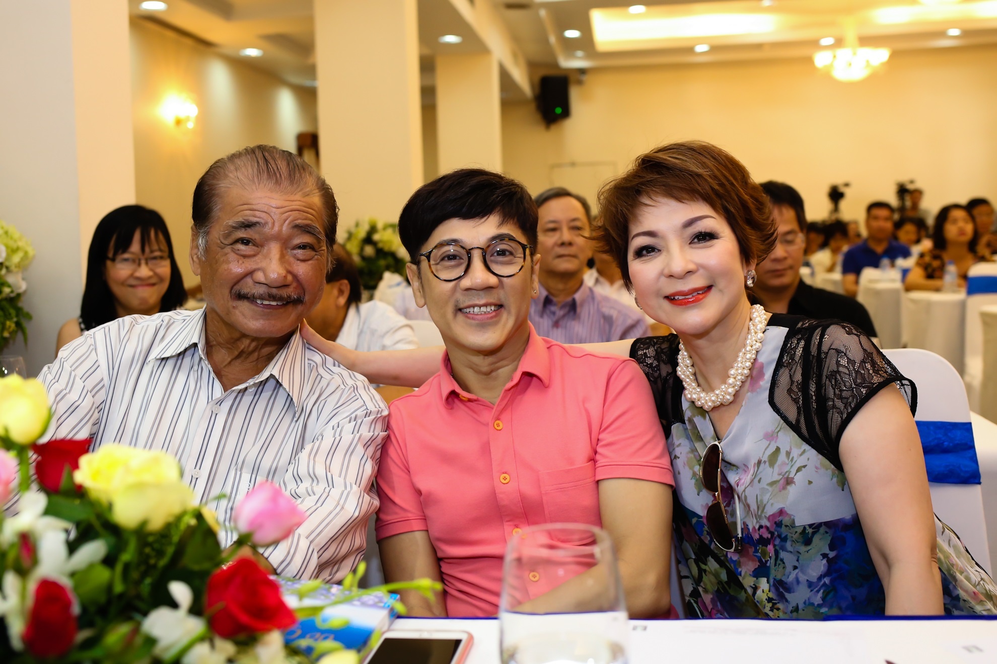 Ai Van ra mat hoi ky anh 6