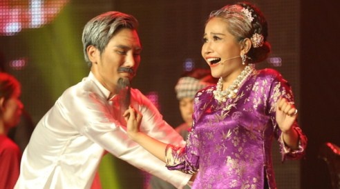 Ban gai Khuong Ngoc giup dong nghiep dan dau Cuoi xuyen Viet hinh anh