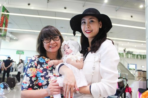 Me con Hoa hau Ha Kieu Anh tung an com chan nuoc la hinh anh