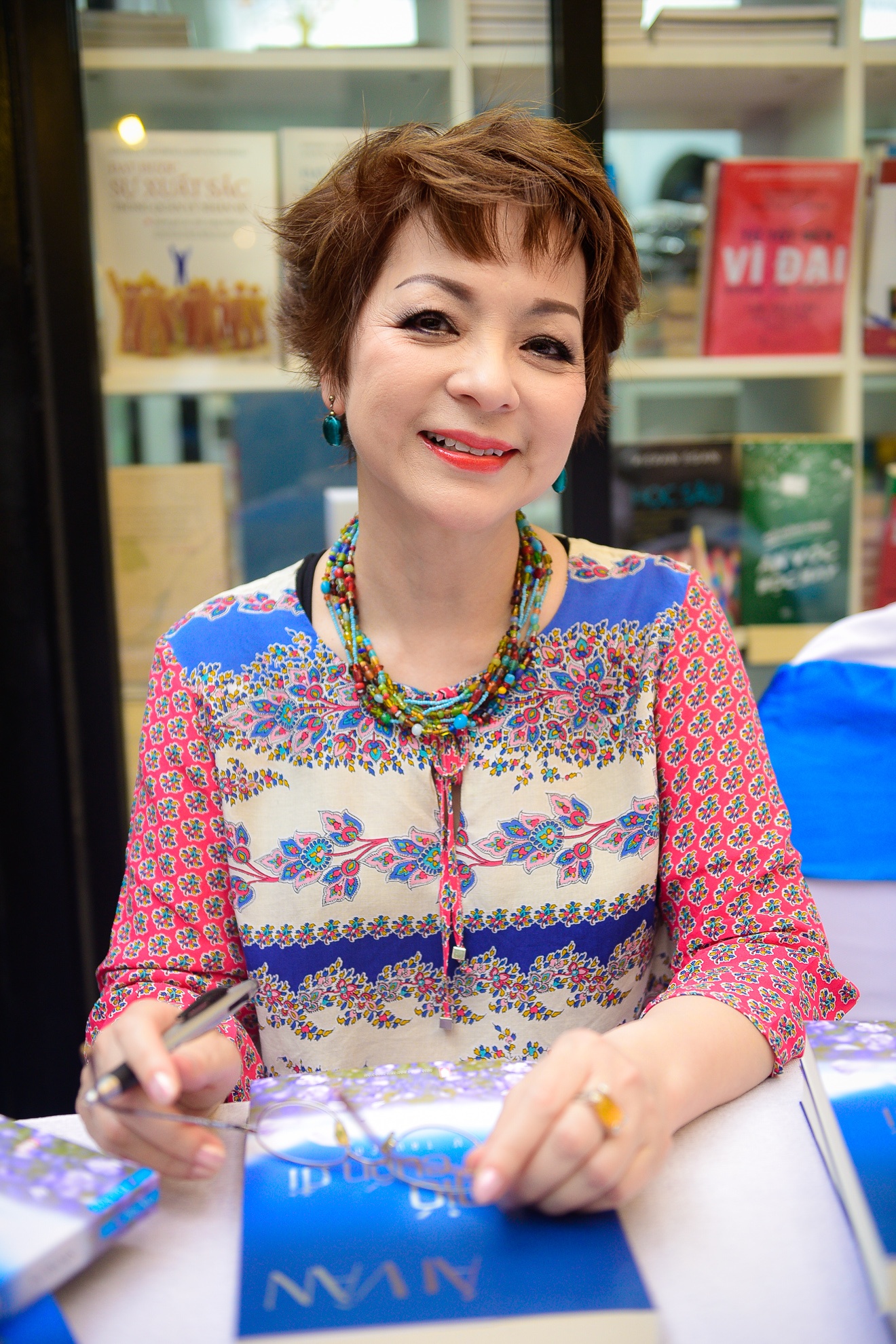 Ai Van giao luu tai duong sach anh 1