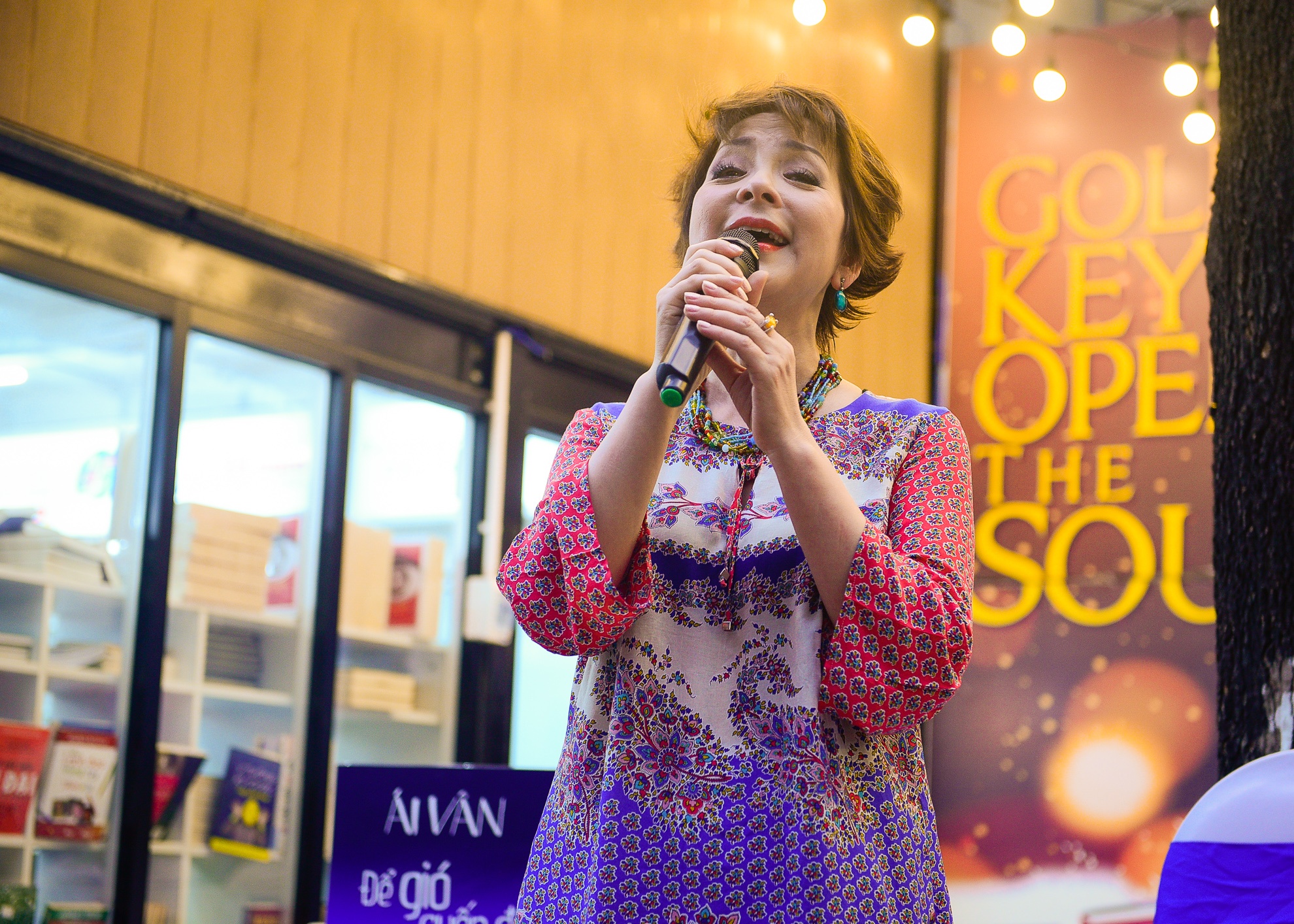 Ai Van giao luu tai duong sach anh 6