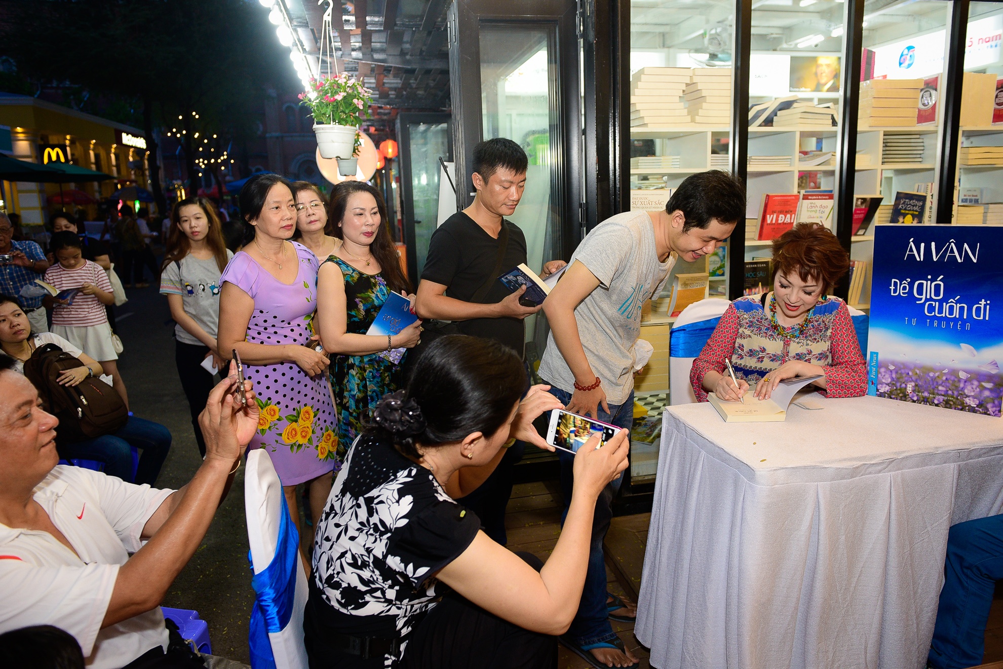 Ai Van giao luu tai duong sach anh 5