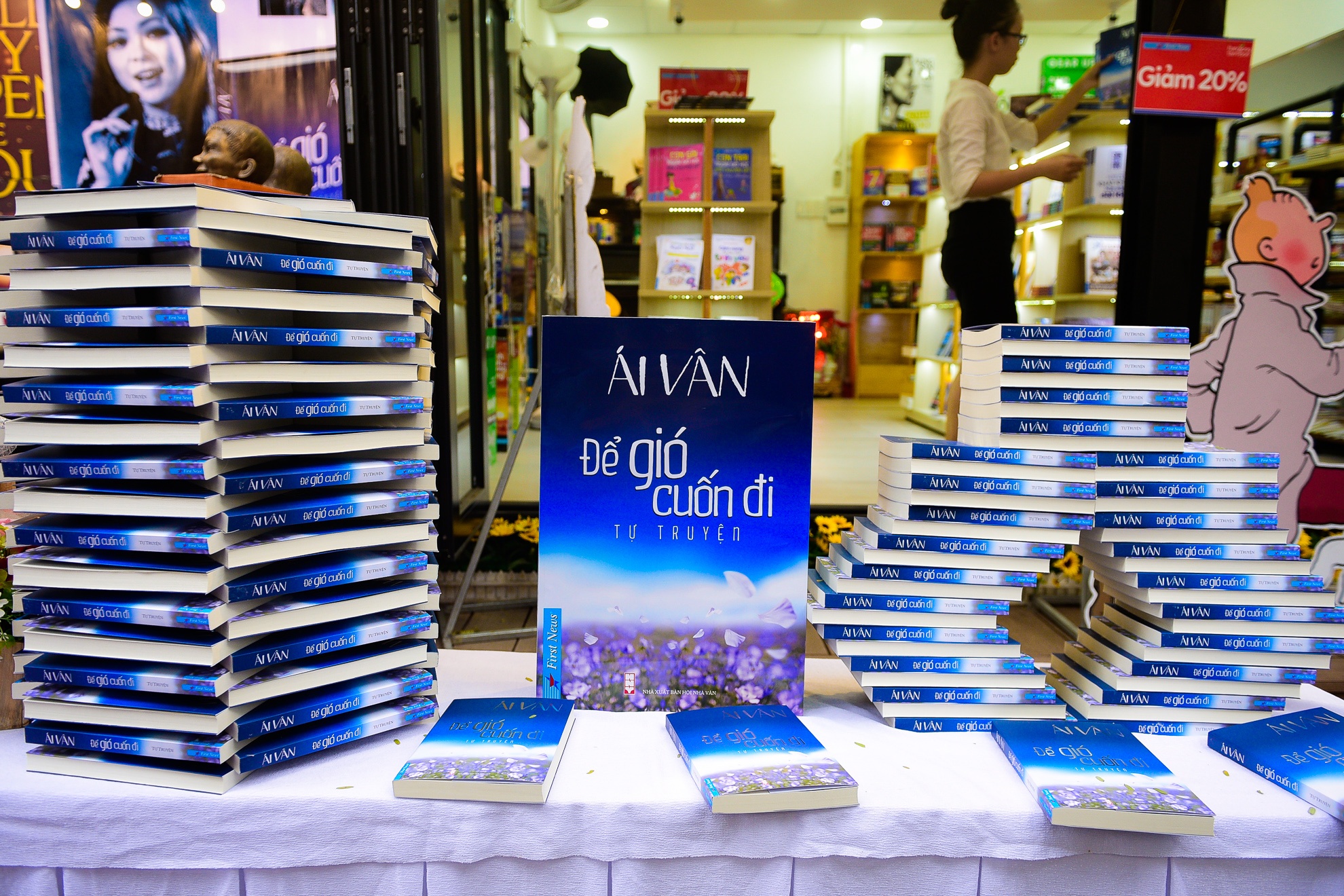 Ai Van giao luu tai duong sach anh 3