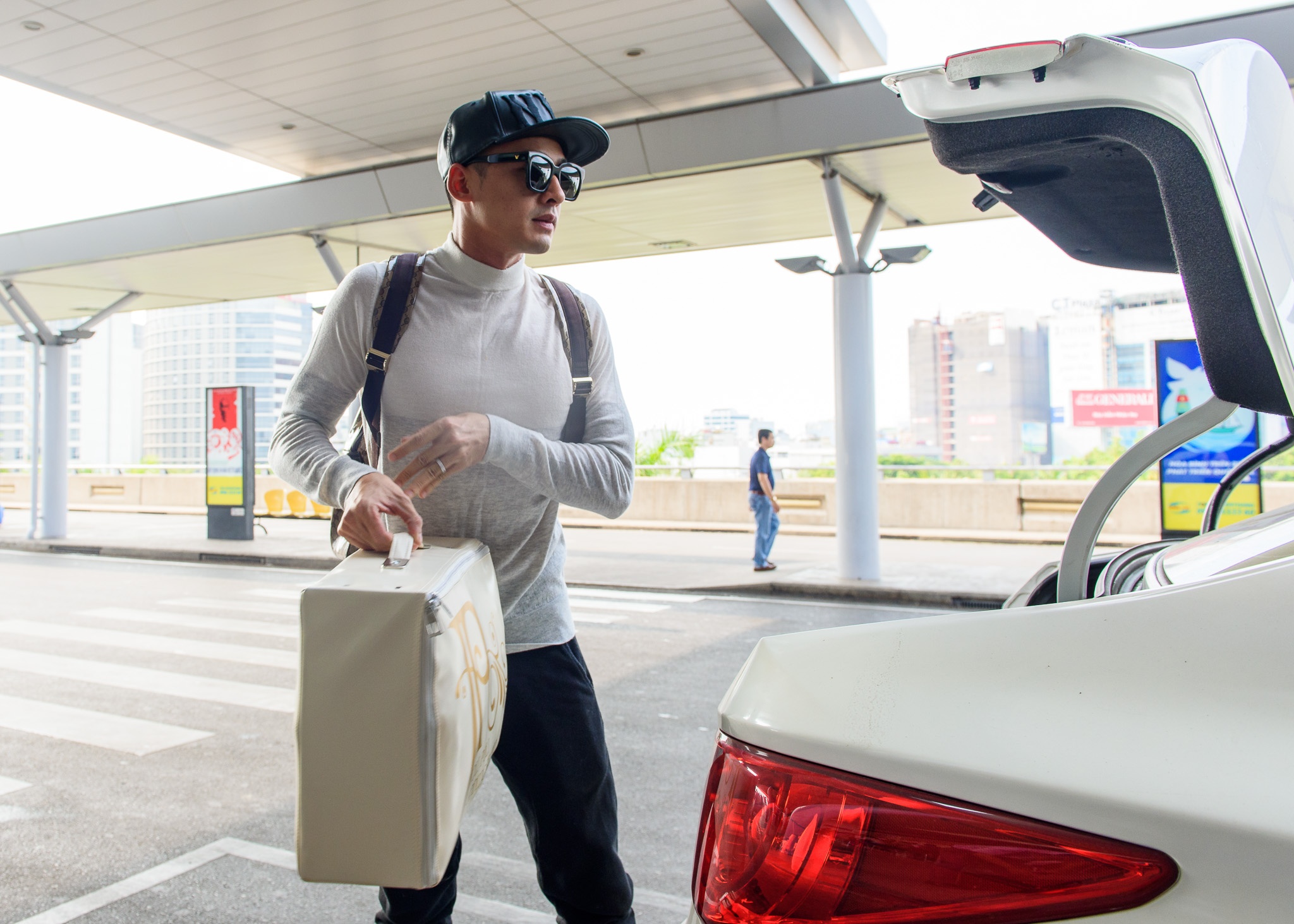 Luong The Thanh cham soc vo o san bay anh 1