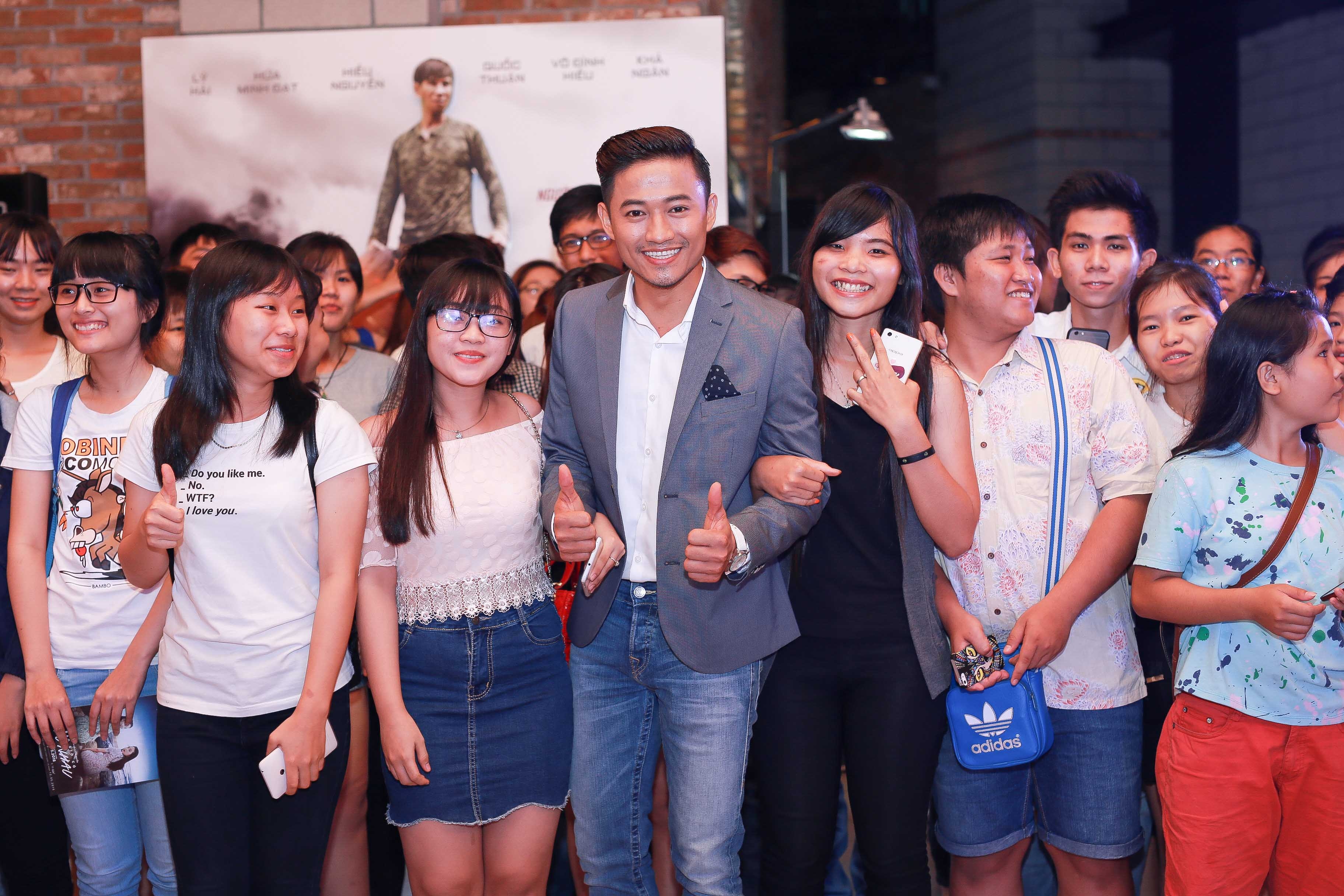 Minh Hang Quy Binh hon nhau trong phim anh 2