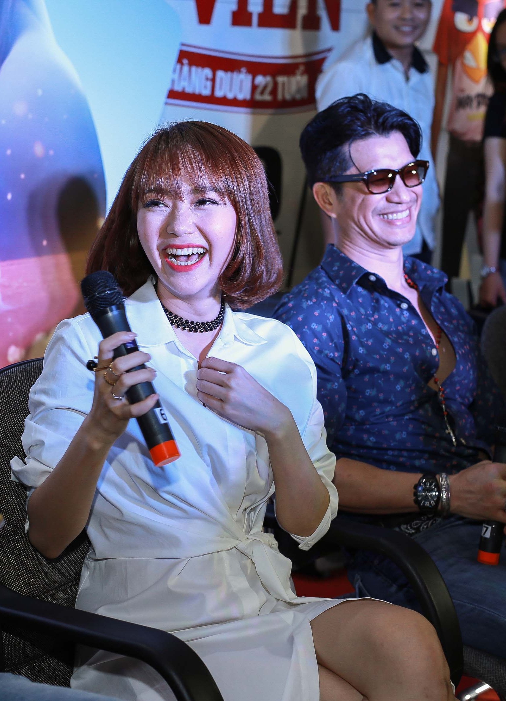 Minh Hang Quy Binh hon nhau trong phim anh 7