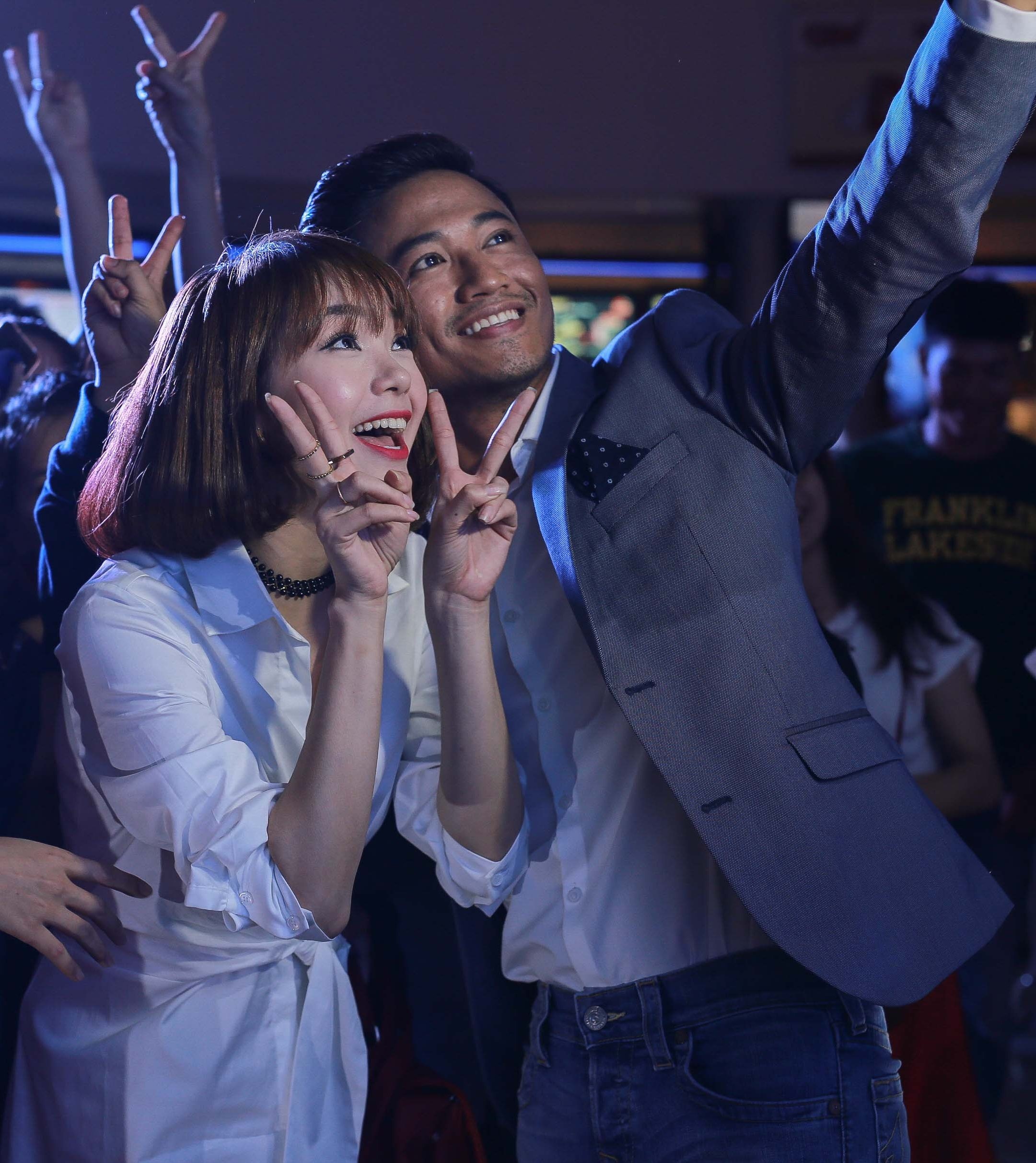 Minh Hang Quy Binh hon nhau trong phim anh 3