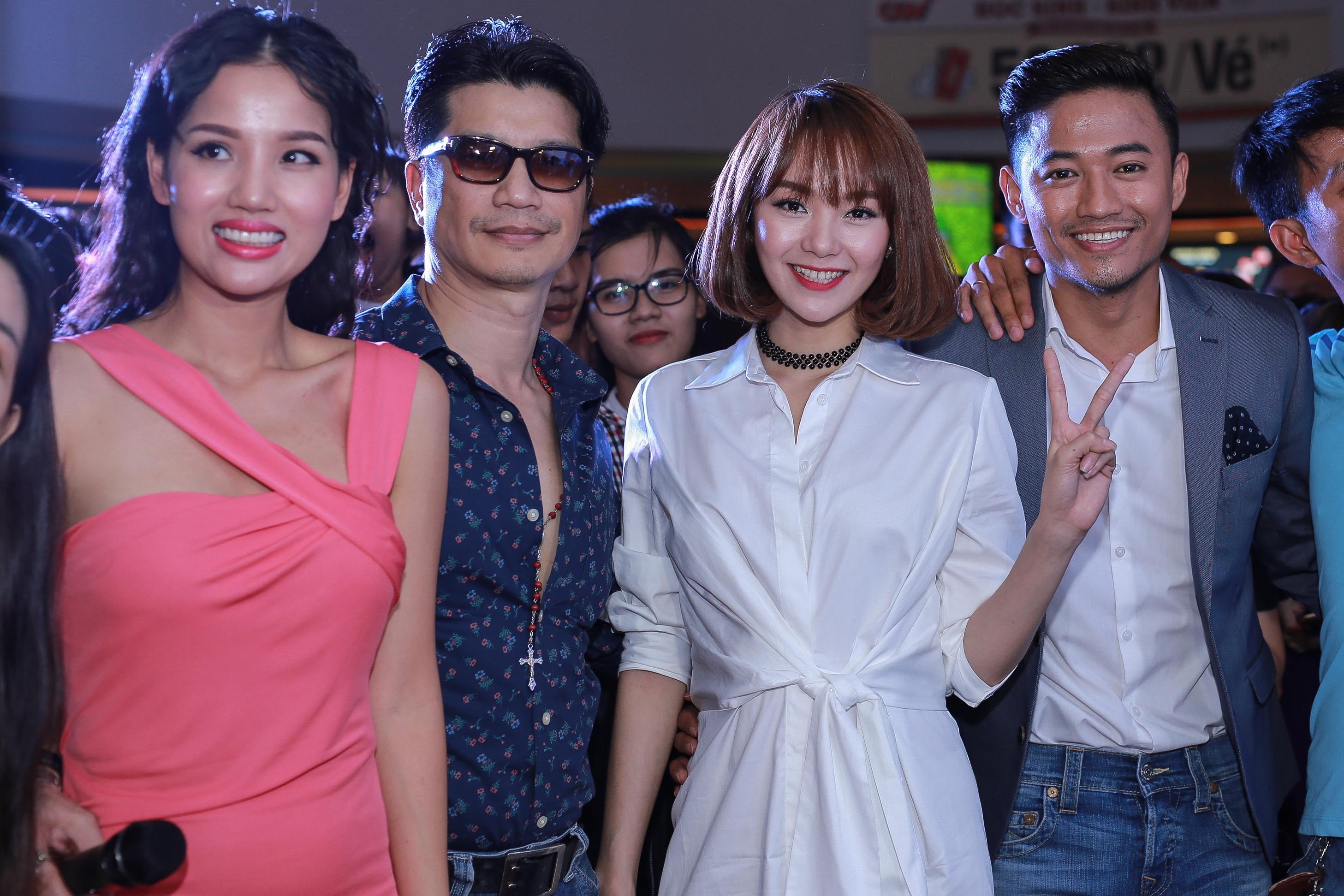 Minh Hang Quy Binh hon nhau trong phim anh 5