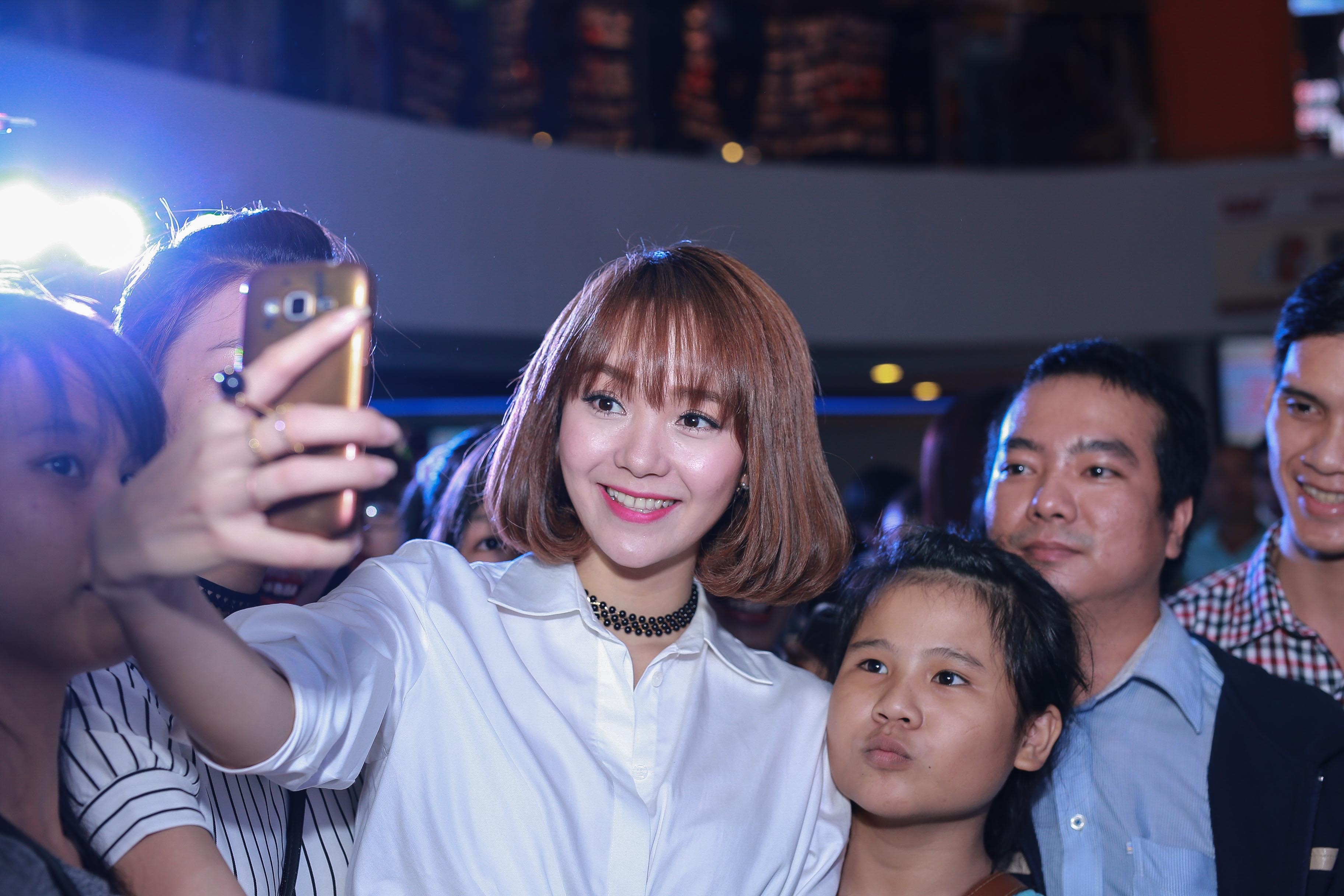 Minh Hang Quy Binh hon nhau trong phim anh 4