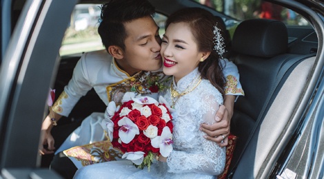 Quang Tuan hon Linh Phi trong le ruoc dau hinh anh