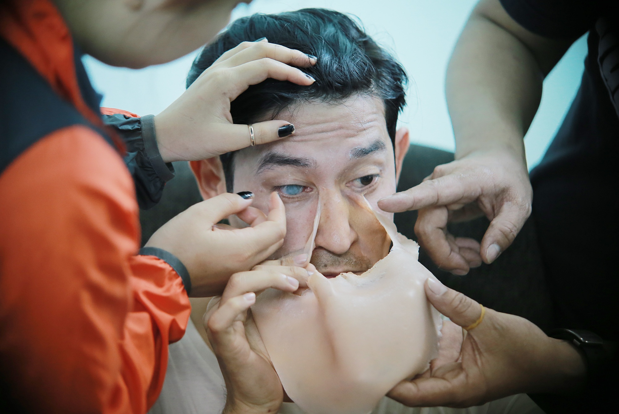 Huy Khanh mat 3 tieng hoa trang thanh tai xe ky quai hinh anh