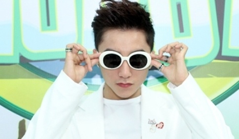 Son Tung M-TP dien 'cay trang', trang diem ky khi di dien hinh anh