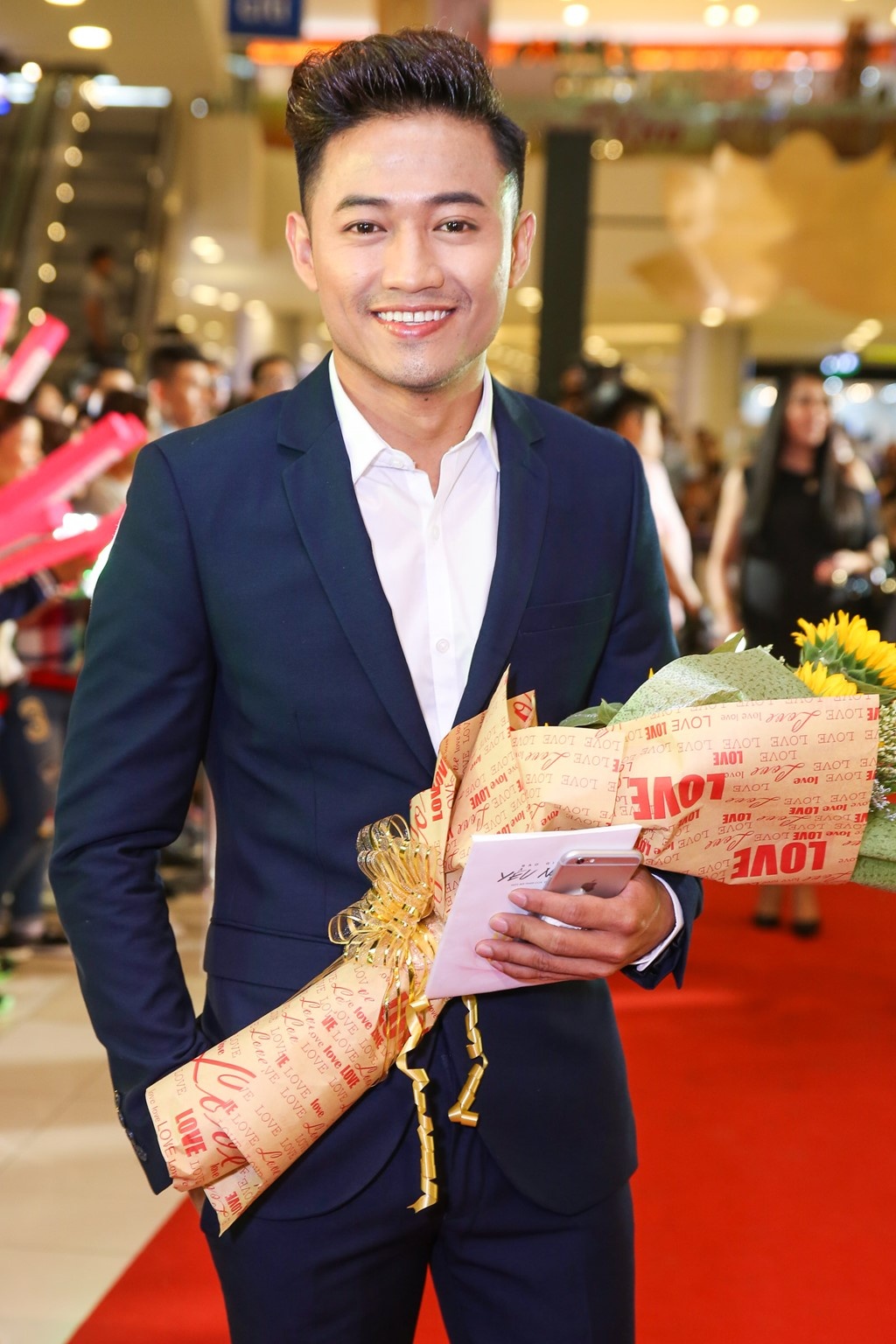 Quy Binh va Minh Hang anh 1