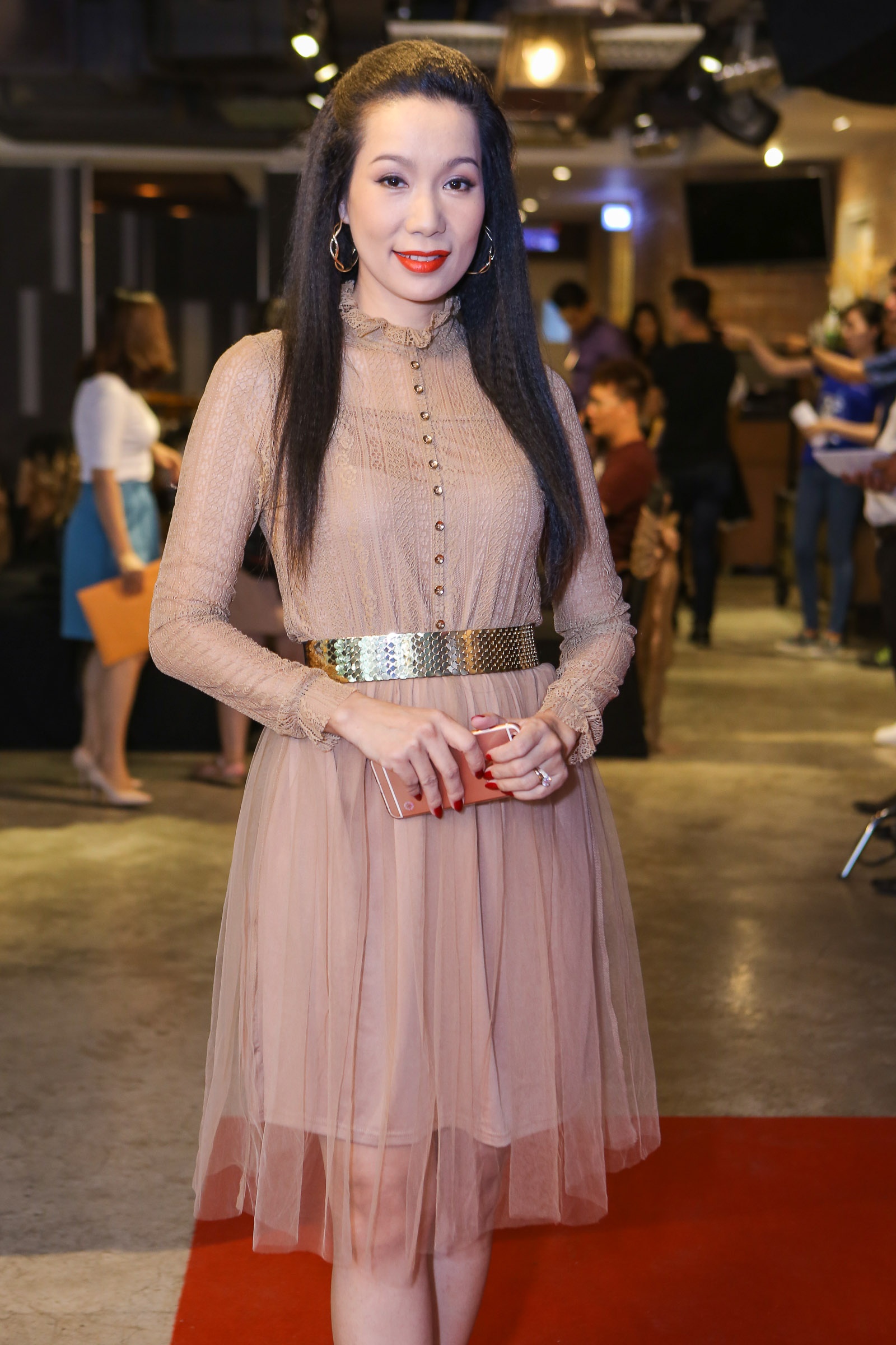 Truong Nam Thanh om 2 nguoi dep anh 5