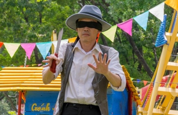 Hoai Linh lam ao thuat de muu sinh trong phim moi hinh anh