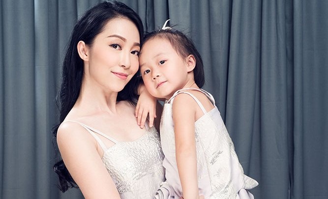 Linh Nga khoe do doi voi con gai 3 tuoi hinh anh