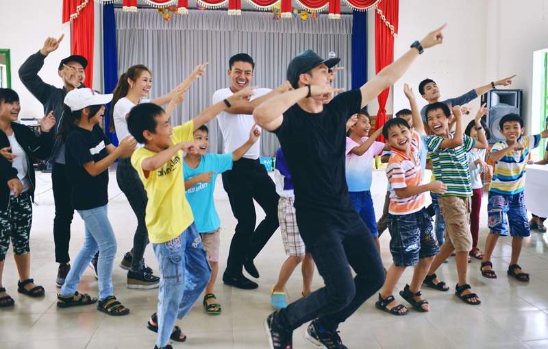 Lan Ngọc đi từ thiện ảnh 6 Lan Ngoc di tu thien anh 6