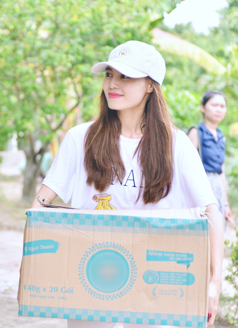Lan Ngọc đi từ thiện ảnh 1 Lan Ngoc di tu thien anh 1
