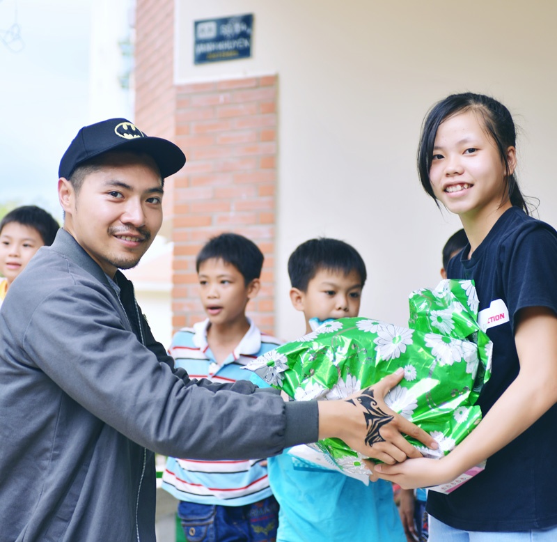 Lan Ngọc đi từ thiện ảnh 5 Lan Ngoc di tu thien anh 5