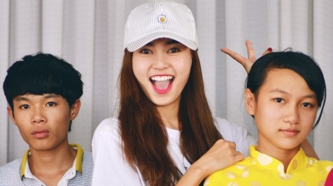 Lan Ngoc rang ro di tang qua cac em nho nhan dip 1/6 hinh anh