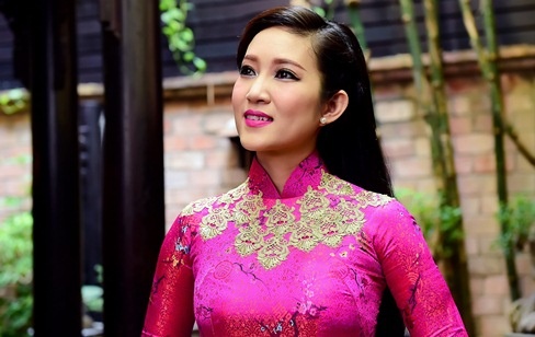 Thanh Thuy: 'Ca hat va lam chinh tri khong xung dot' hinh anh