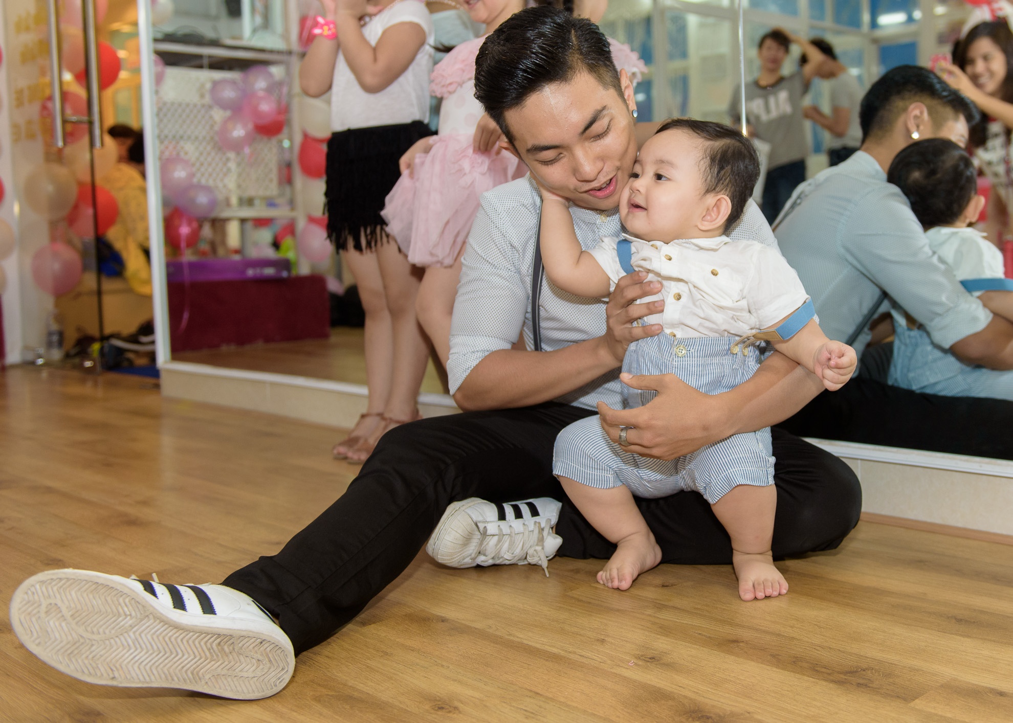 Khanh Thi to chuc tiec 1/6 anh 8